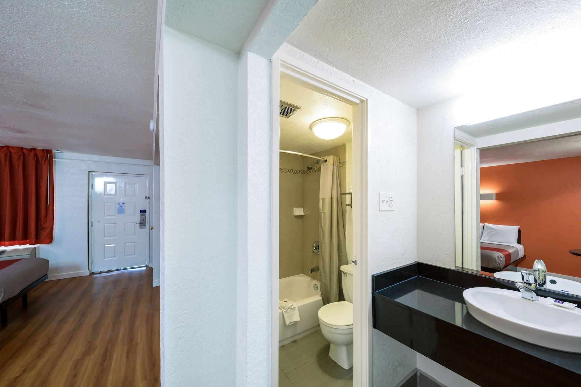 Motel 6-Dallas, Tx - Farmers Branch Εξωτερικό φωτογραφία