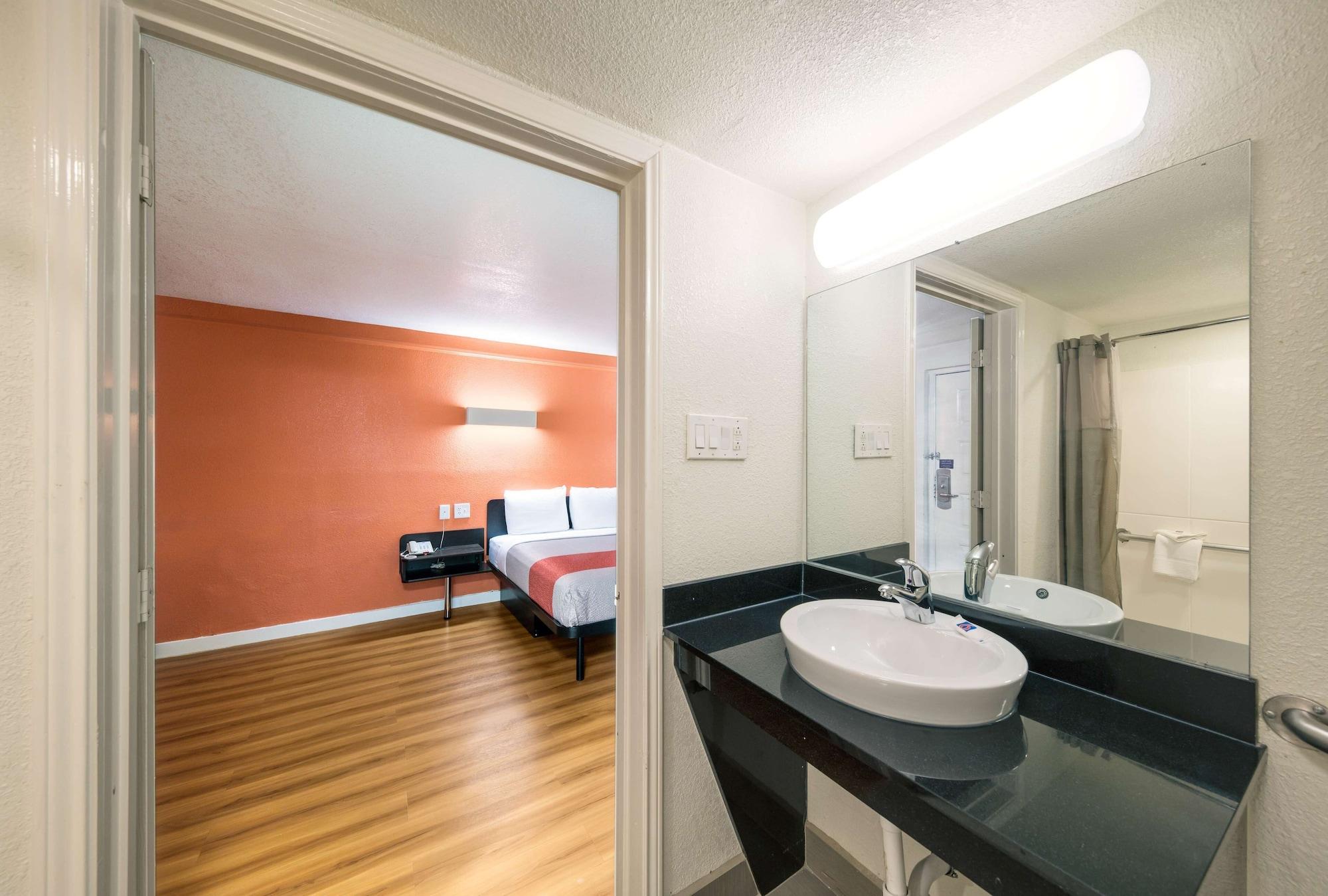 Motel 6-Dallas, Tx - Farmers Branch Εξωτερικό φωτογραφία