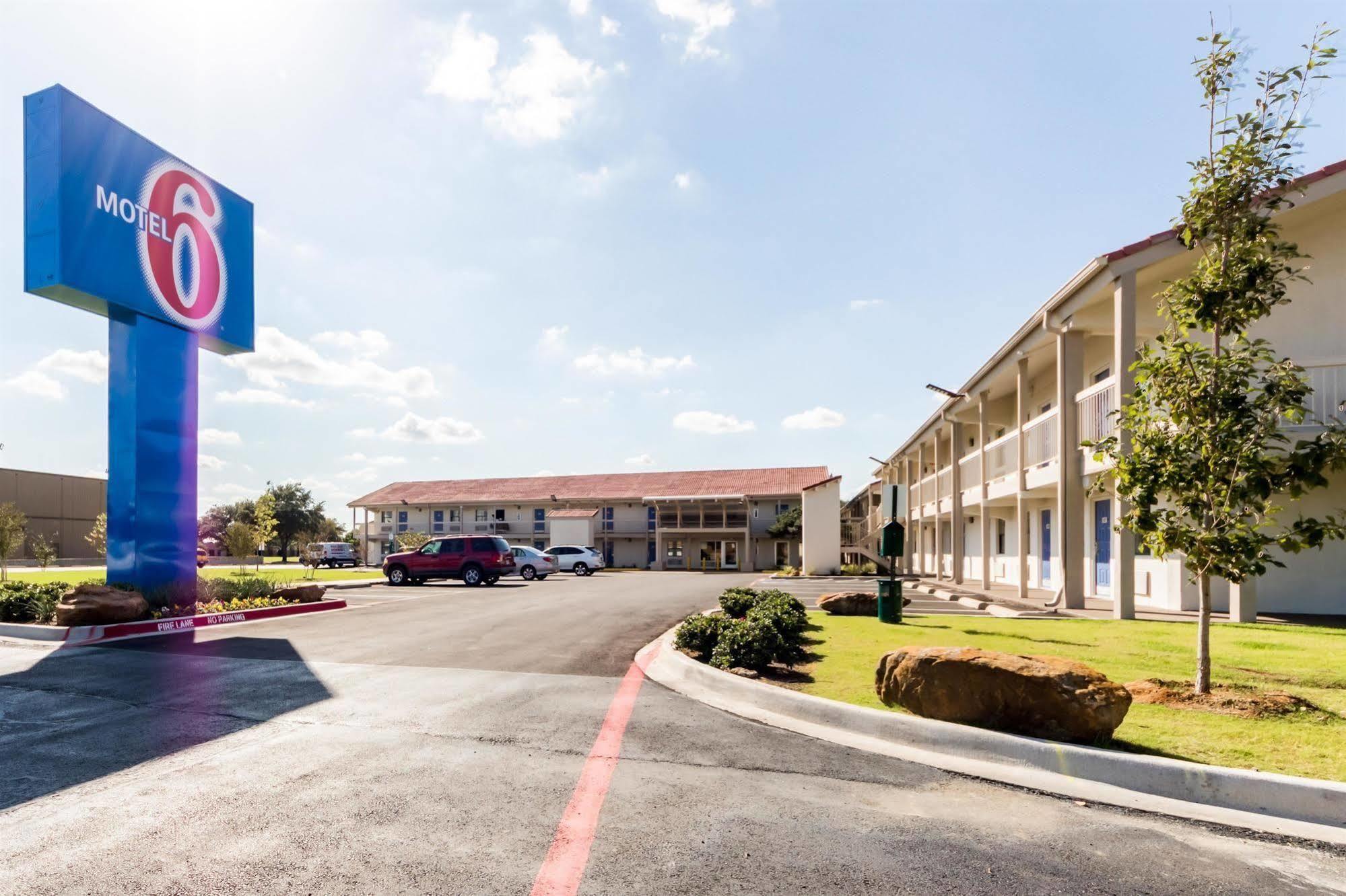 Motel 6-Dallas, Tx - Farmers Branch Εξωτερικό φωτογραφία
